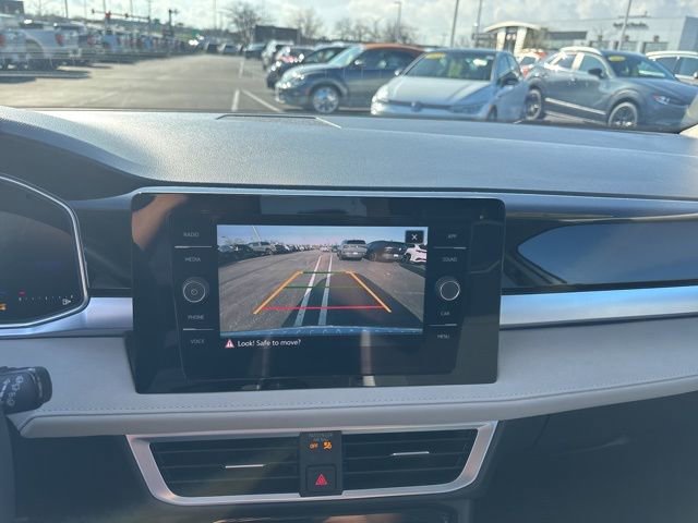 Used 2025 Volkswagen Taos SE w/ Panoramic Sunroof Package AWD/4WD image 3