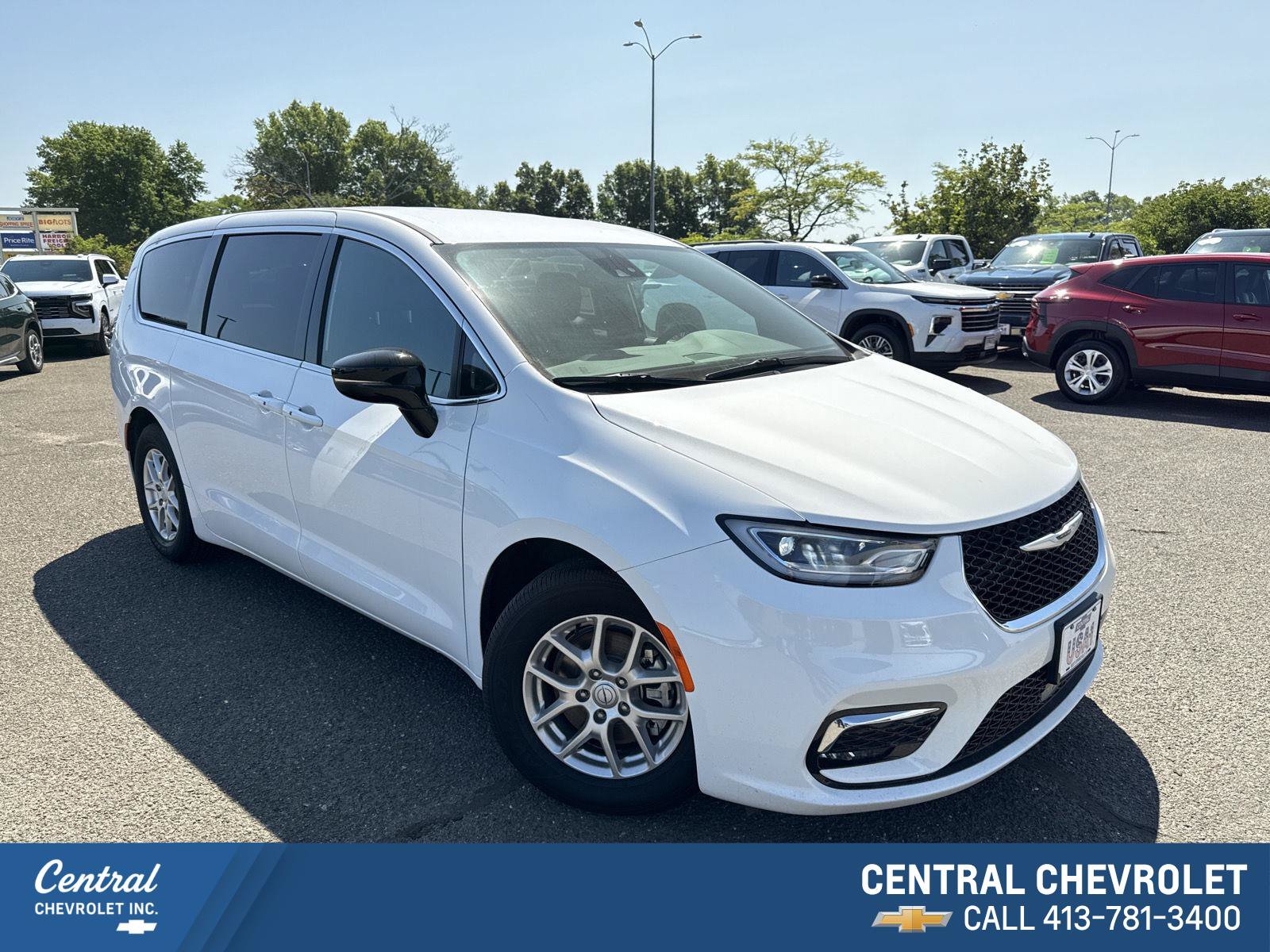 Used 2025 Chrysler Pacifica Select FWD image 1