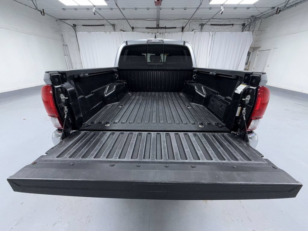 Used 2022 Toyota Tacoma SR5 AWD/4WD image 18