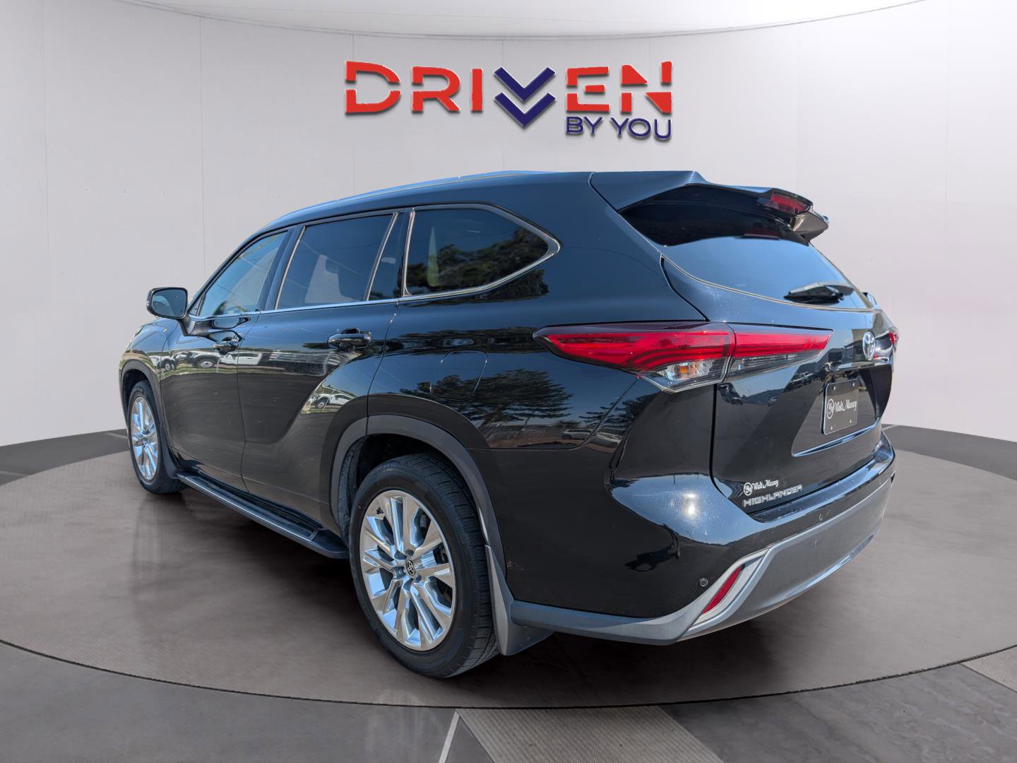 Used 2021 Toyota Highlander Limited image 3