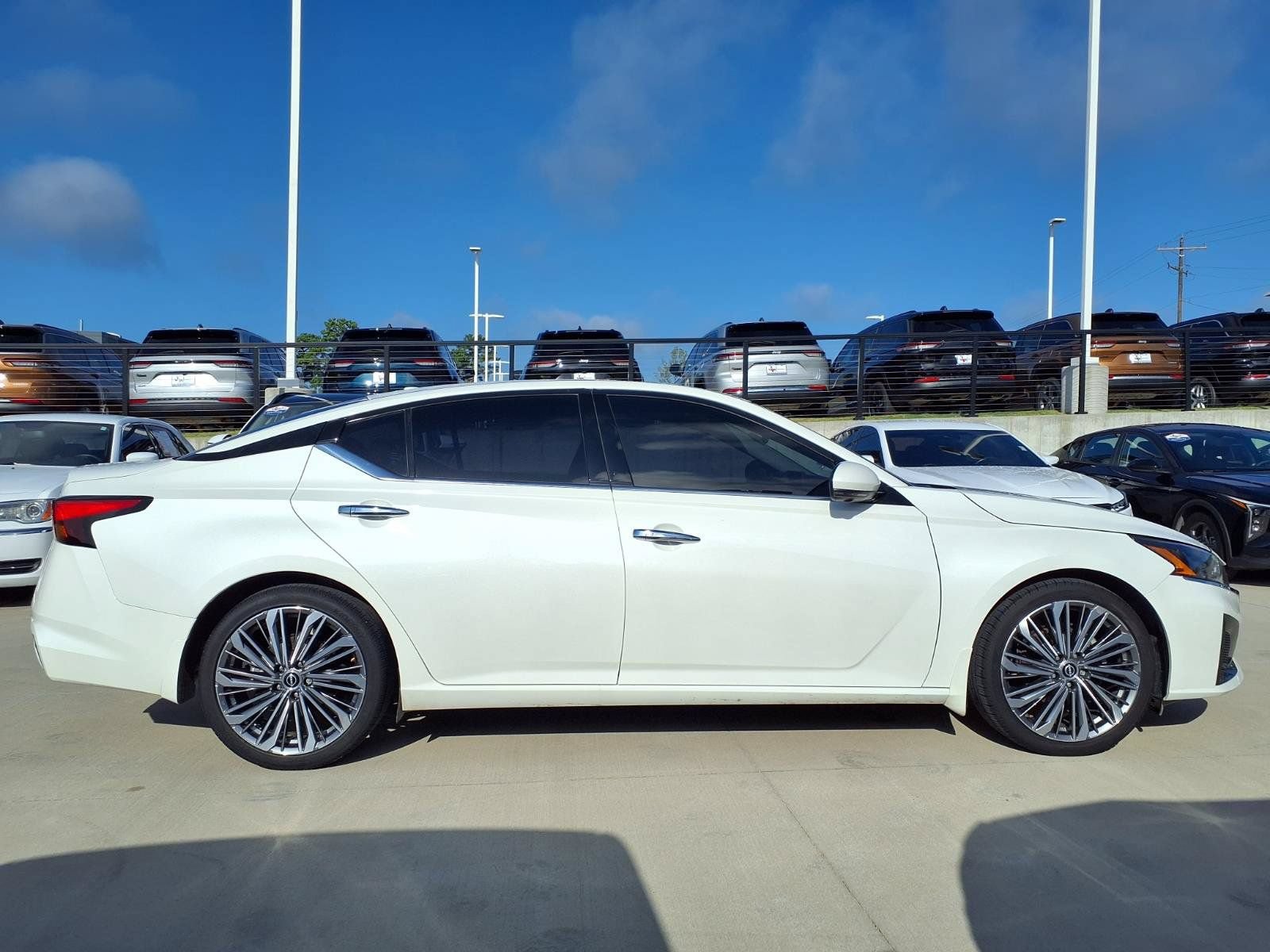 Used 2024 Nissan Altima 2.5 SL FWD image 5