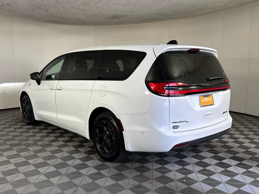 Certified 2024 Chrysler Pacifica Limited FWD image 8