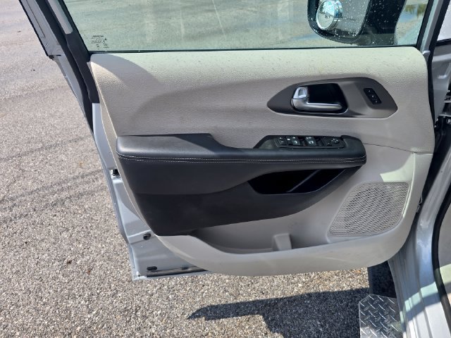 Used 2024 Chrysler Pacifica Touring-L FWD image 10
