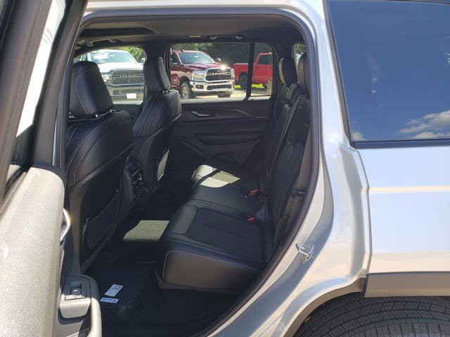New 2025 Jeep Grand Cherokee Altitude image 8