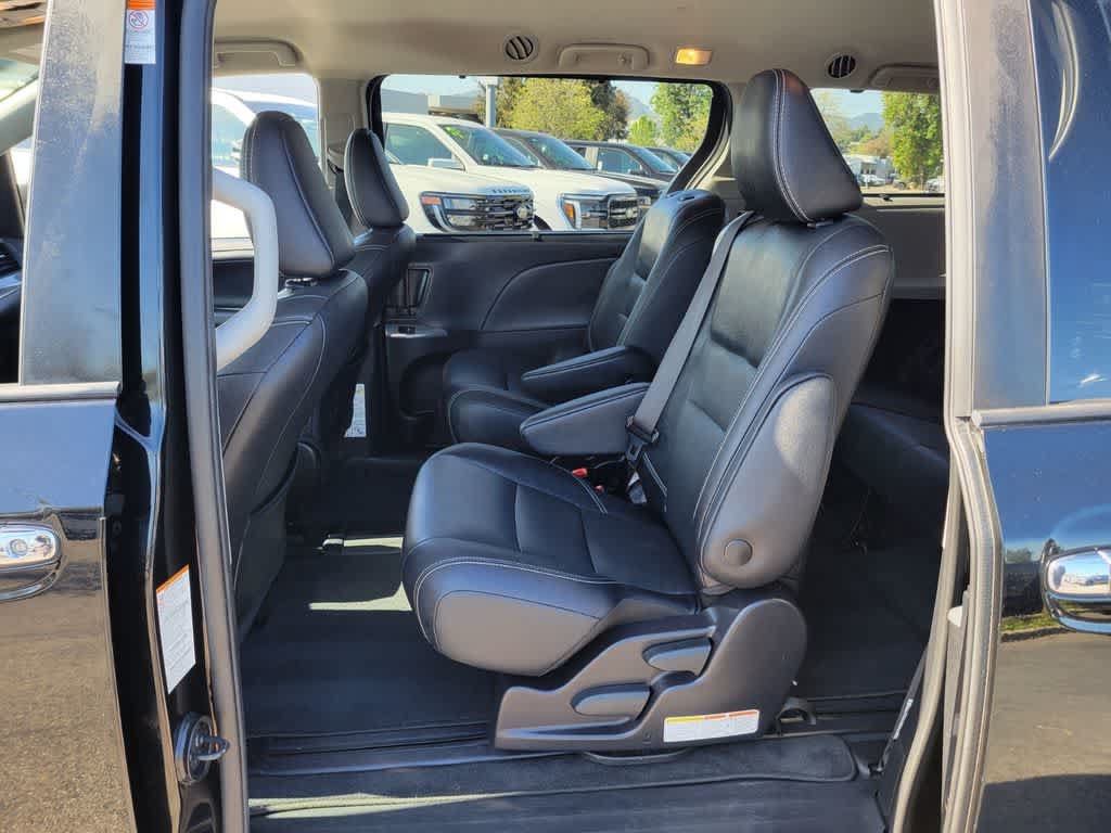 Used 2020 Toyota Sienna SE w/ Carpet Mat Package FWD image 11