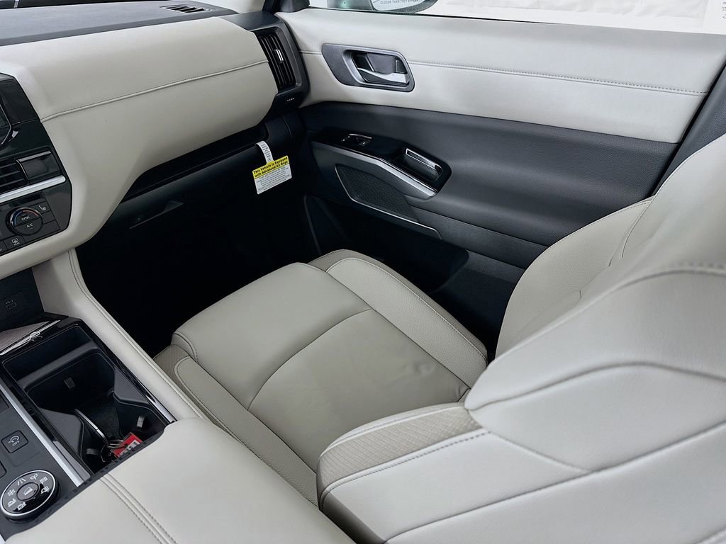 New 2025 Nissan Pathfinder SL w/ Black Appearance Package image 31