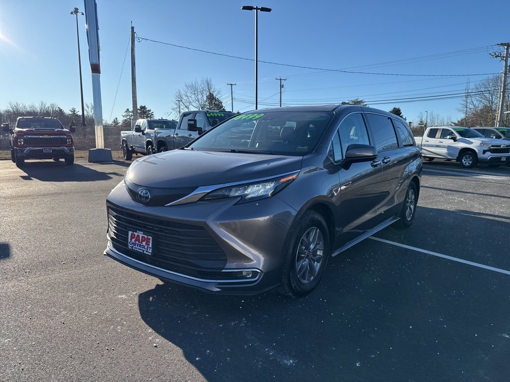 Used 2022 Toyota Sienna XLE image 9