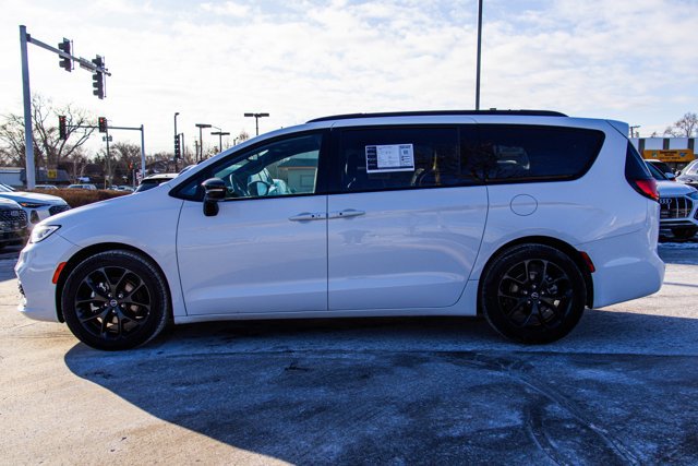 Used 2025 Chrysler Pacifica Limited image 7