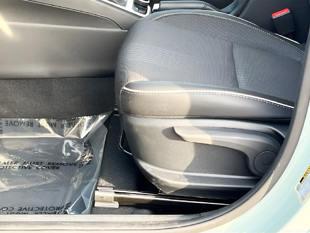 Used 2025 Hyundai Venue Limited FWD image 20