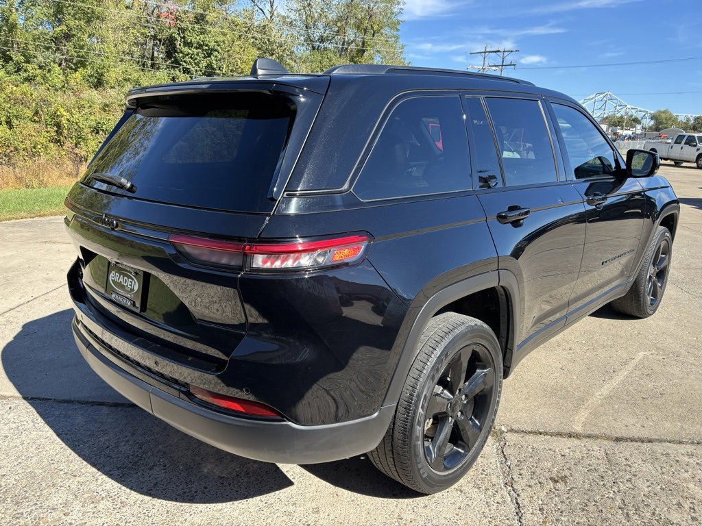 Used 2023 Jeep Grand Cherokee Altitude image 7