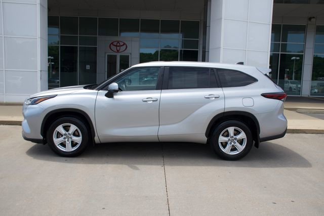 Used 2024 Toyota Highlander LE AWD/4WD image 2