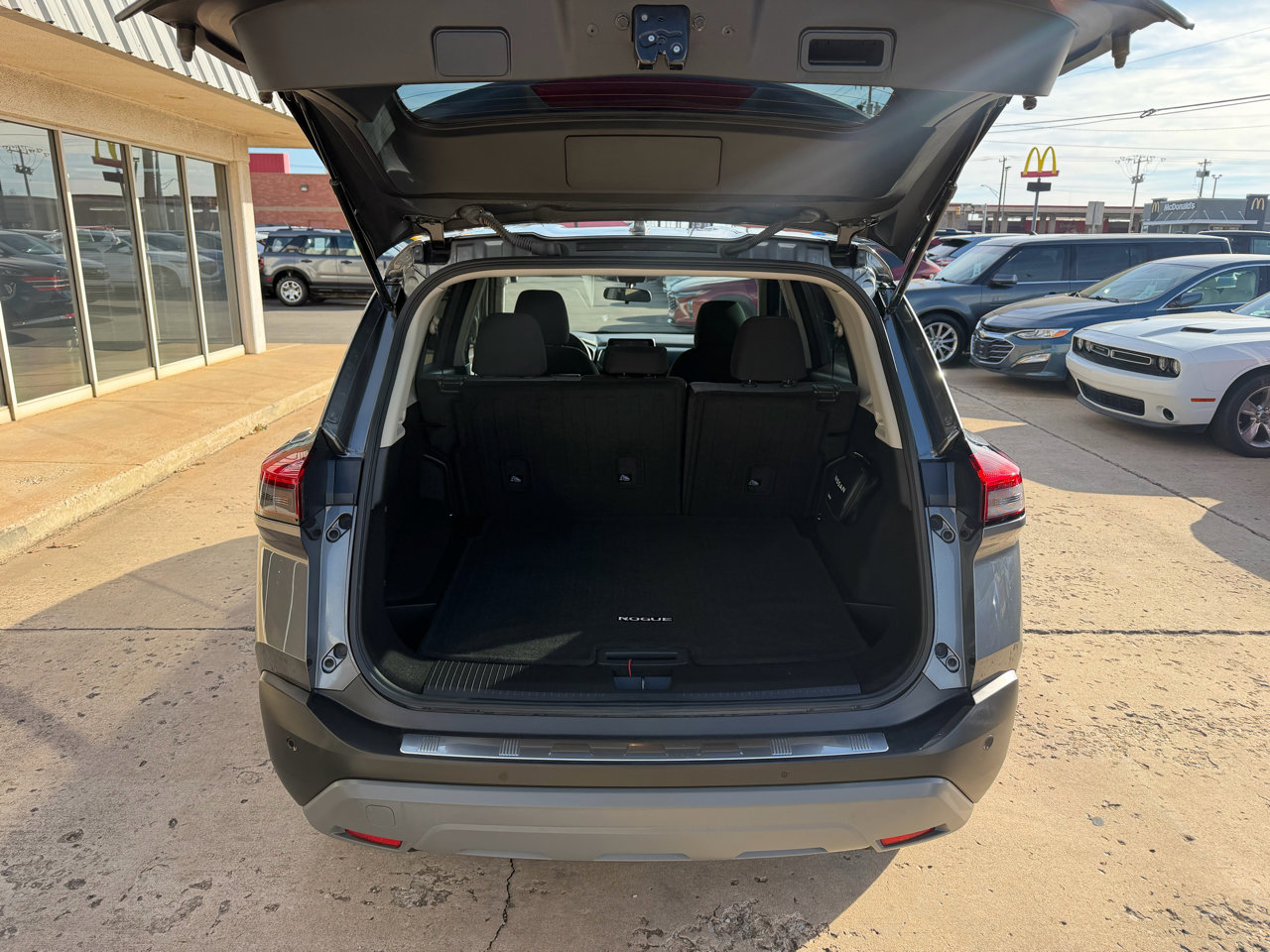 Used 2023 Nissan Rogue SV image 17