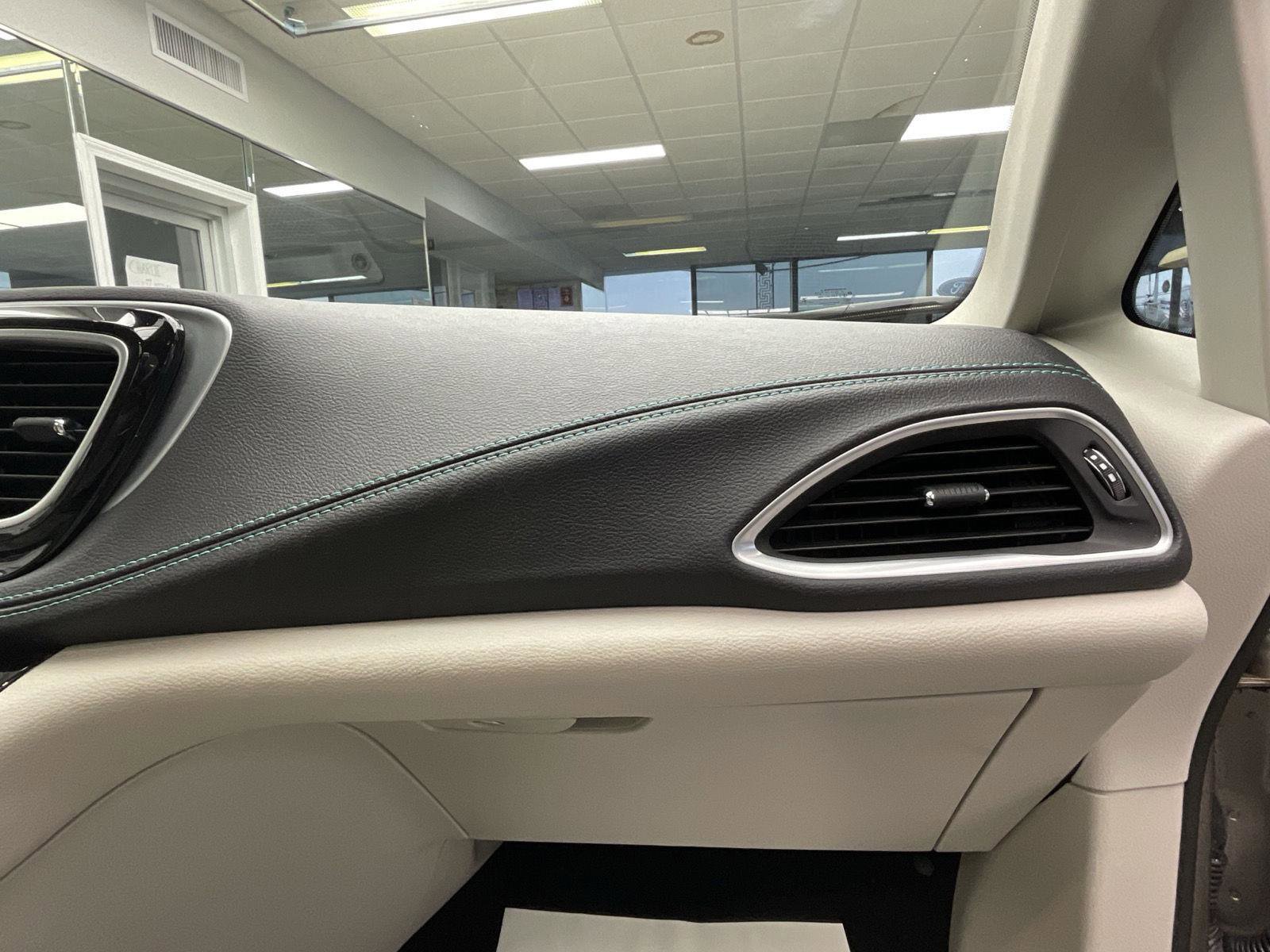 Used 2018 Chrysler Pacifica Limited w/ Advanced Safetytec Group image 10