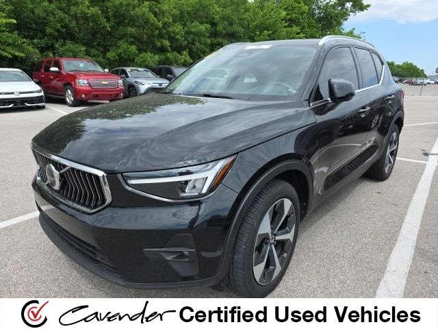 Used 2024 Volvo XC40 B5 Plus AWD/4WD image 1