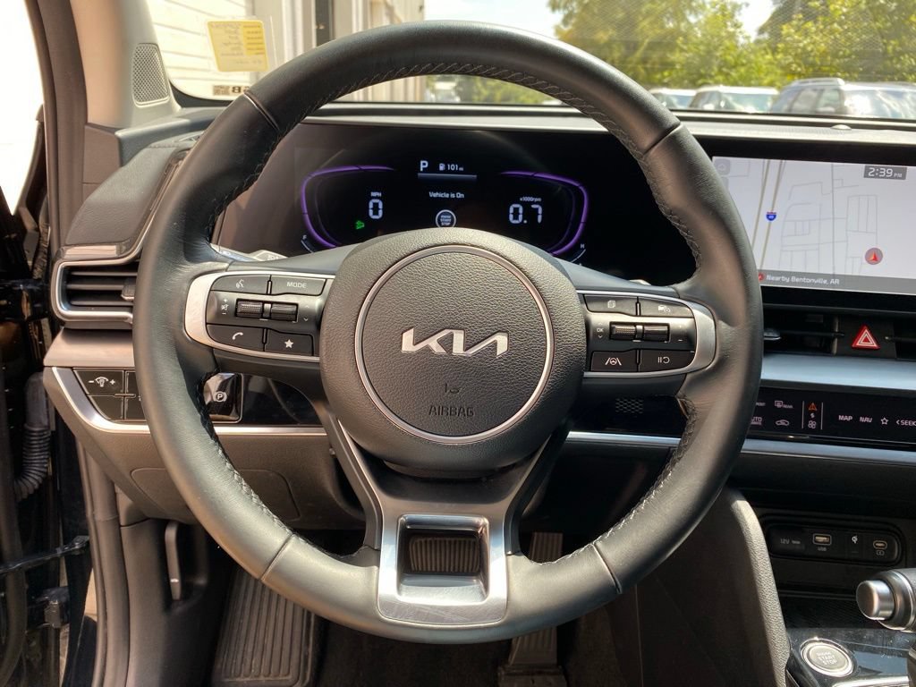 Used 2025 Kia Sportage EX FWD image 11