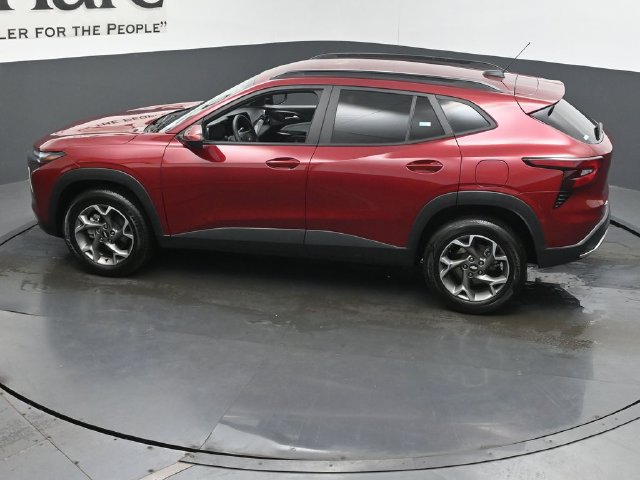 Used 2025 Chevrolet Trax LT FWD image 47