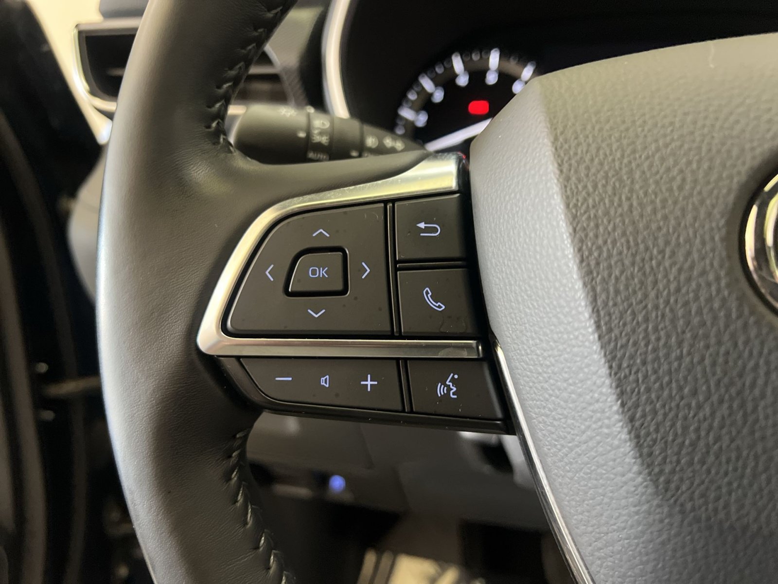 Used 2021 Toyota Highlander XSE AWD/4WD image 35