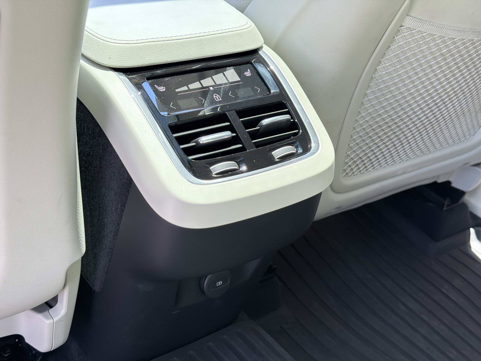 Certified 2023 Volvo XC90 B5 Plus w/ Protection Package Premier AWD/4WD image 22