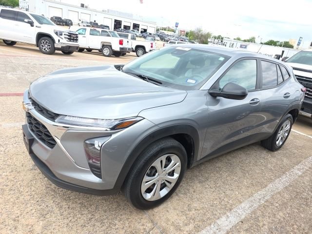 Used 2024 Chevrolet Trax LS w/ Driver Confidence Package FWD image 2