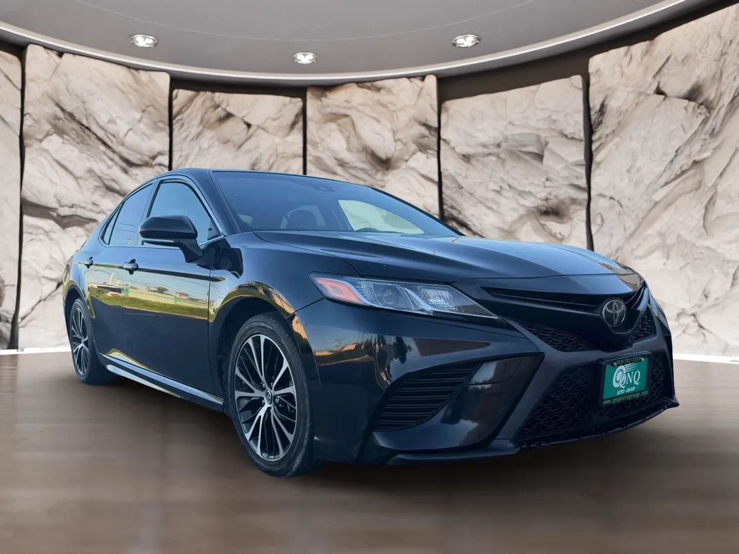 Used 2018 Toyota Camry SE w/ Moonroof Package FWD image 3