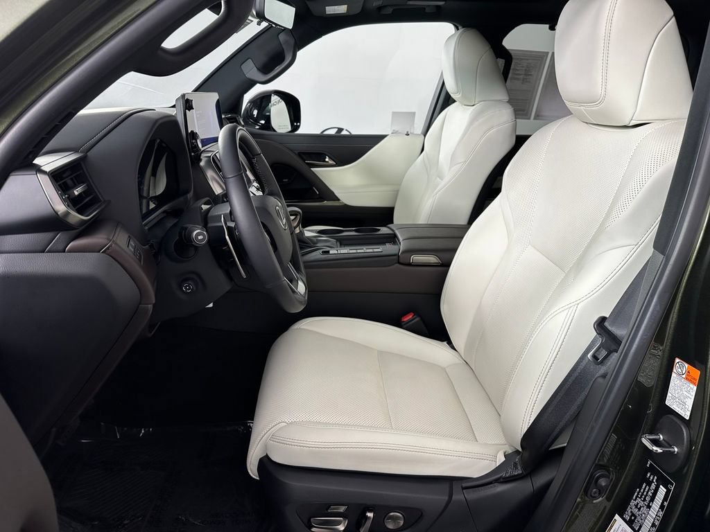 Used 2025 Lexus LX 600 4WD w/ Appearance Package image 18