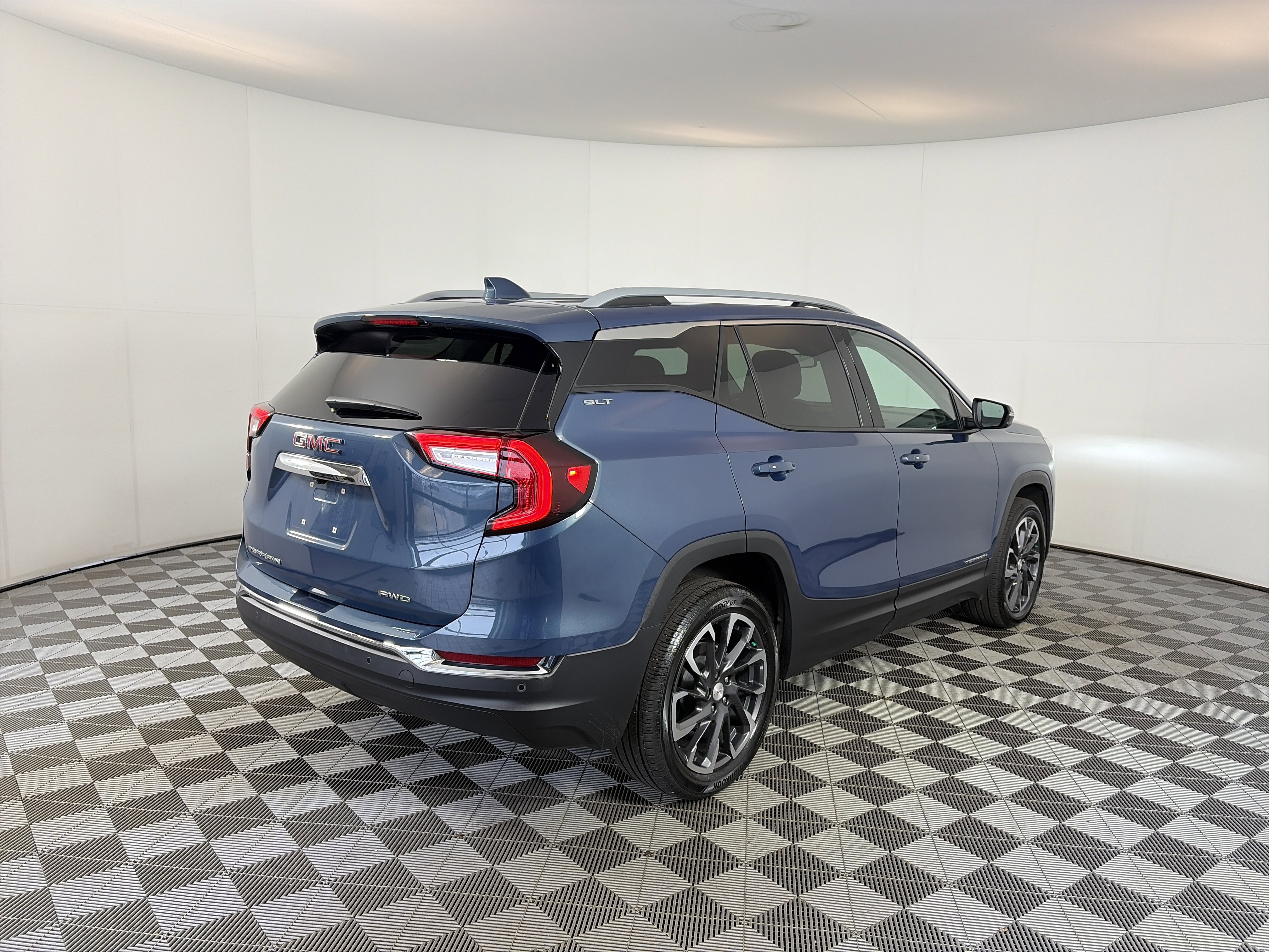 Certified 2024 GMC Terrain SLT w/ Infotainment Package II AWD/4WD image 10