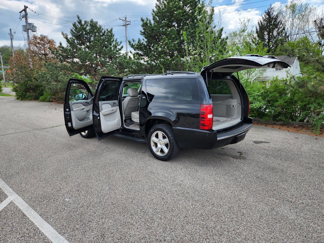 Used 2011 Chevrolet Suburban LTZ AWD/4WD image 13