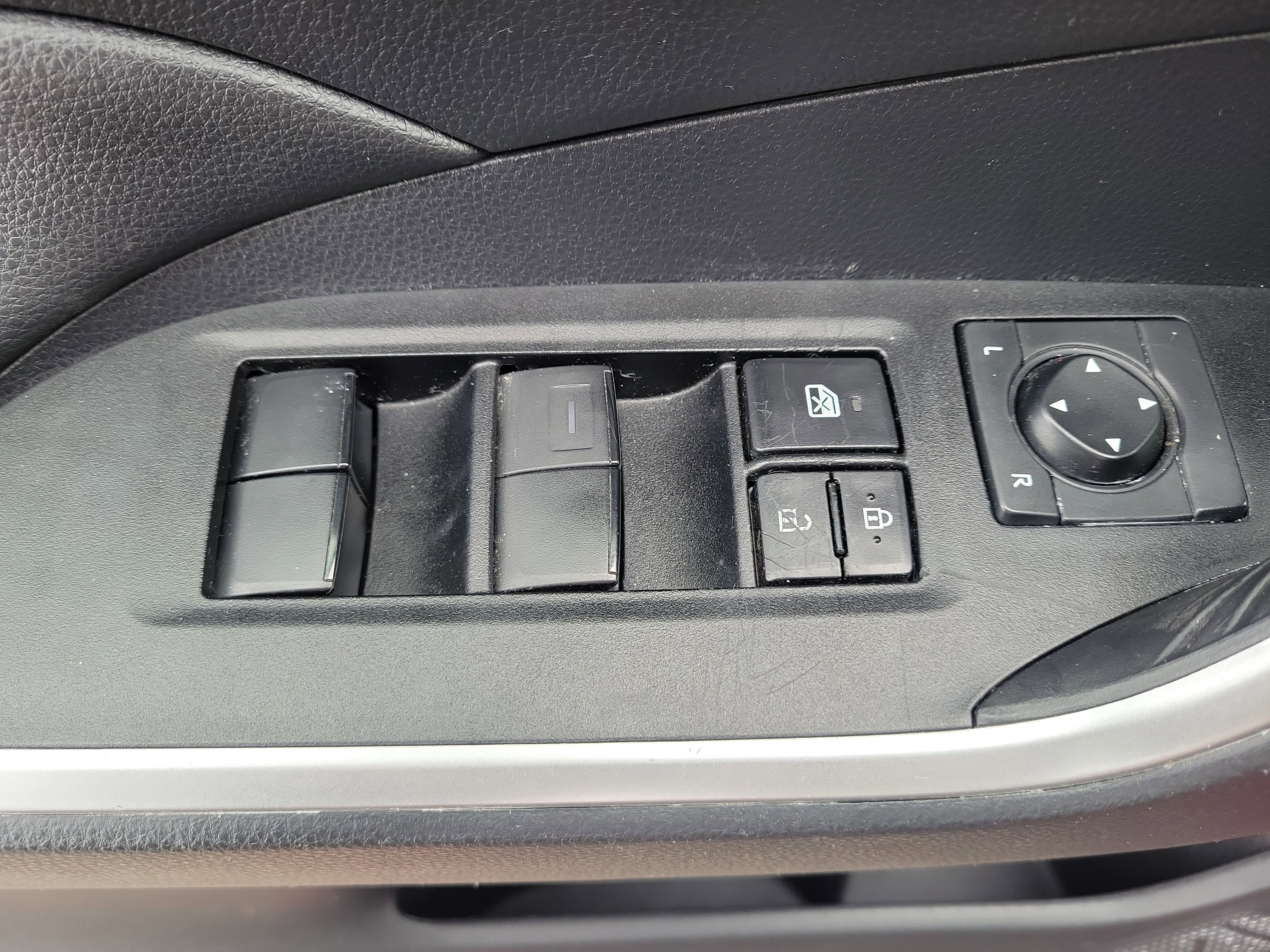 Used 2021 Toyota RAV4 LE image 18