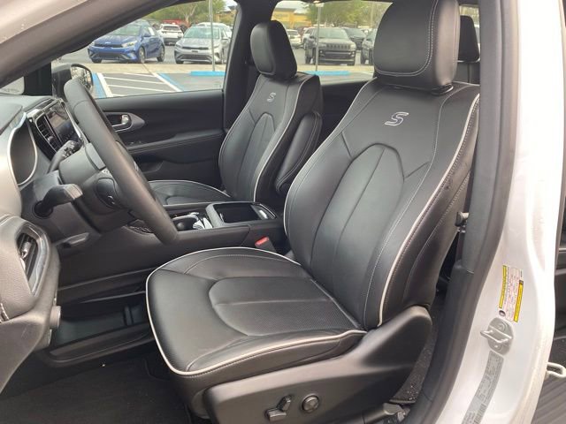 Used 2025 Chrysler Pacifica Premium image 15
