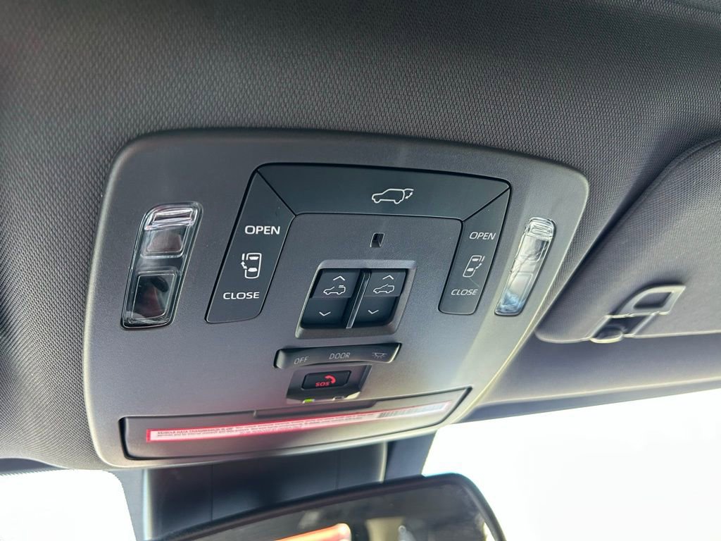 Used 2023 Toyota Sienna Platinum image 31