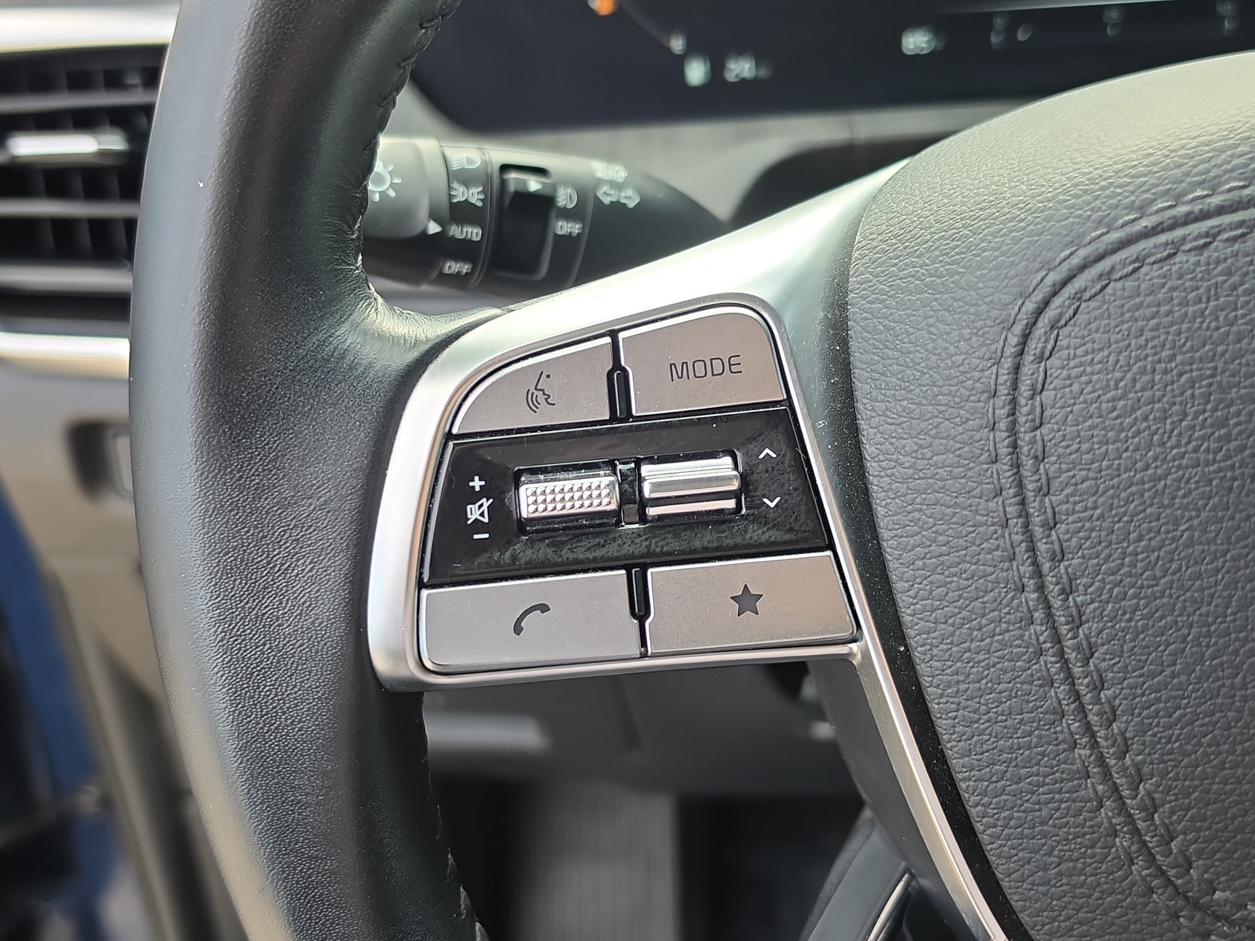 Used 2024 Kia Telluride SX w/ Towing Package FWD image 32