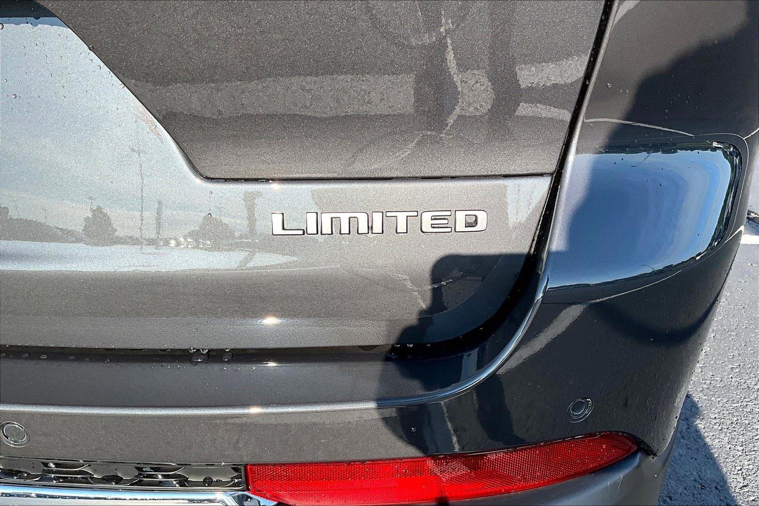 New 2025 Jeep Grand Cherokee L Limited w/ Trailer Tow Package image 9