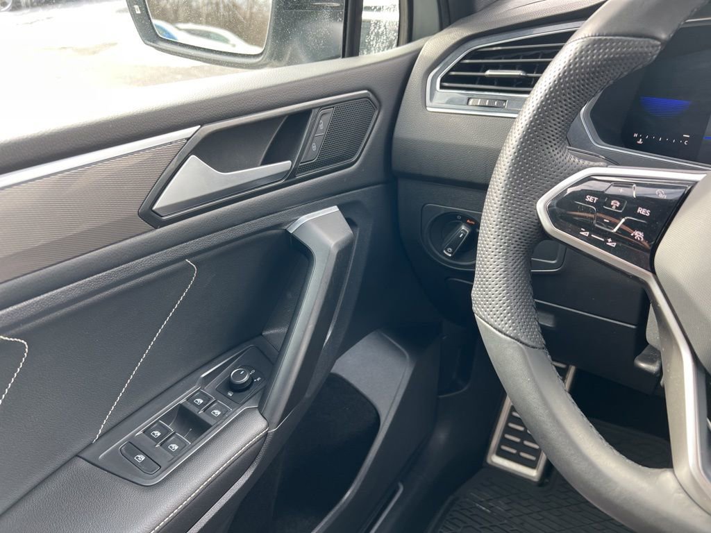 Used 2022 Volkswagen Tiguan SE R-Line image 18