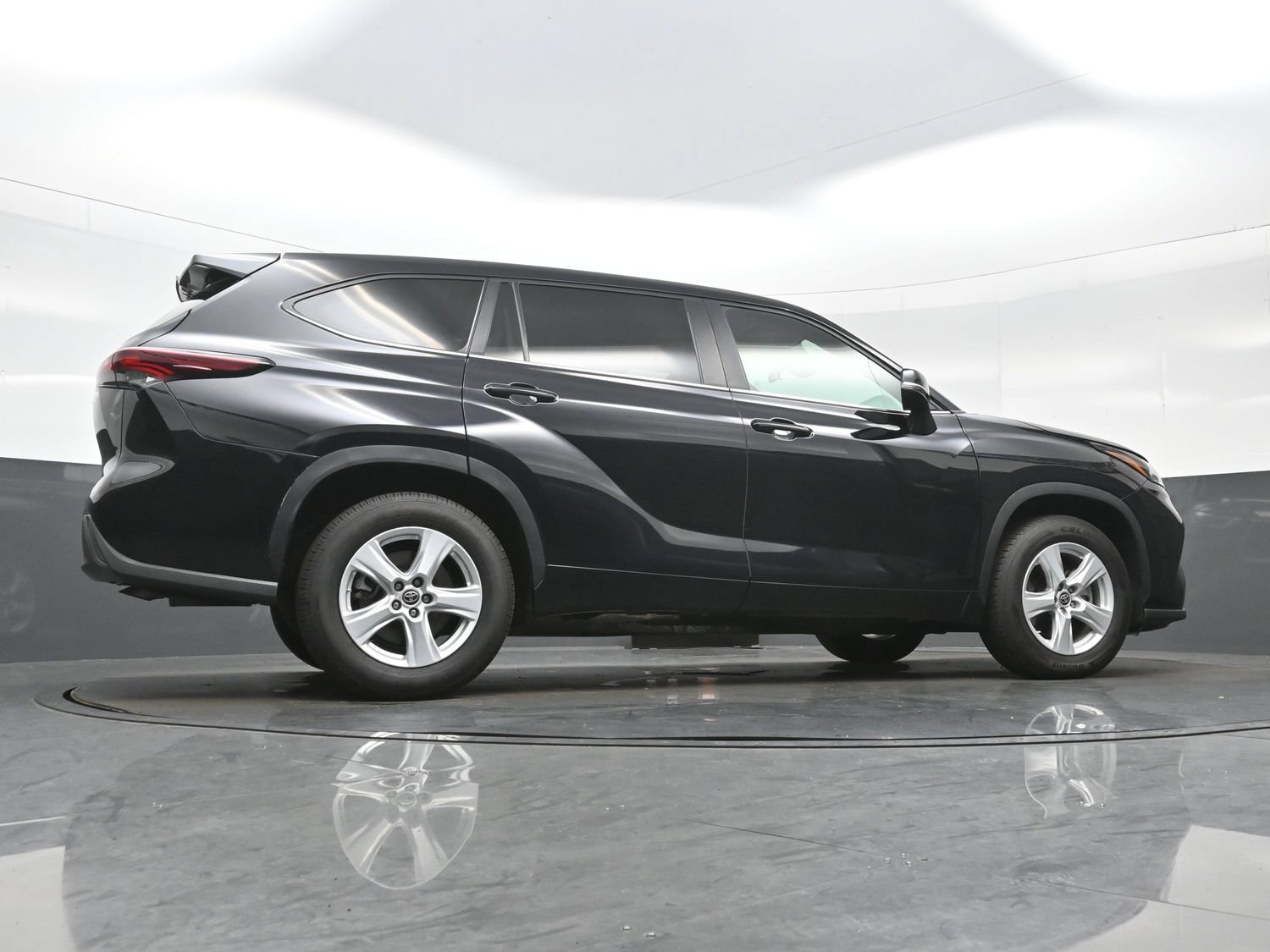Used 2024 Toyota Highlander LE FWD image 32