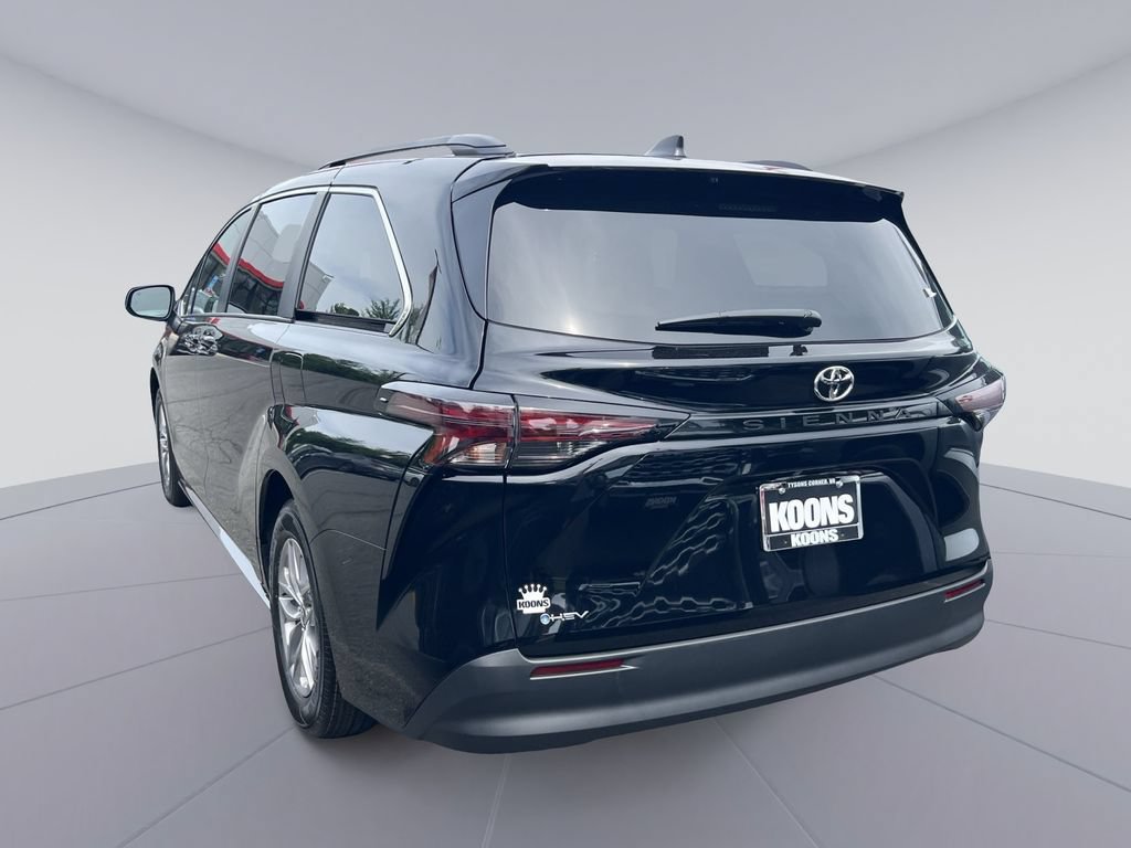 Used 2026 Toyota Sienna LE FWD image 4