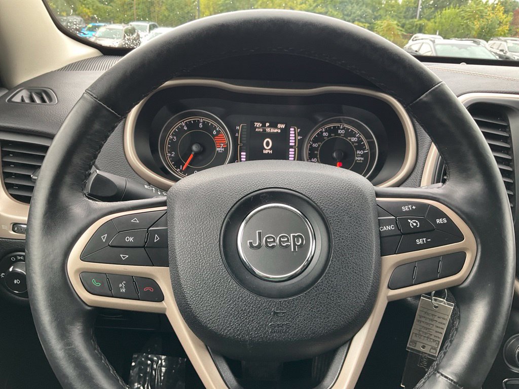 Used 2017 Jeep Cherokee Latitude w/ Cold Weather Group AWD/4WD image 17