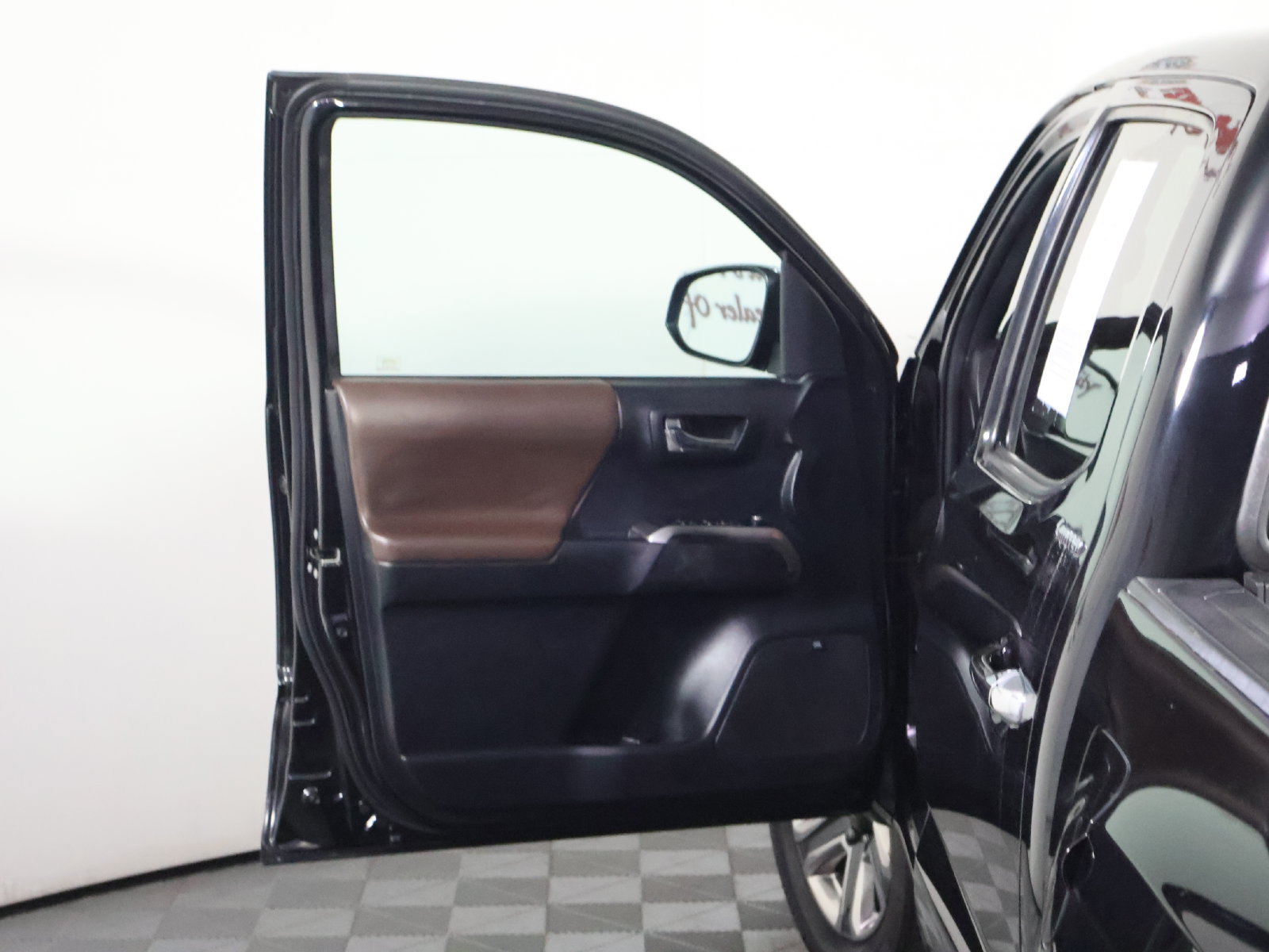 Used 2016 Toyota Tacoma Limited w/ Towing Package AWD/4WD image 22