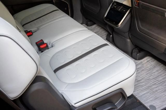 Used 2024 Rivian R1S Launch Edition image 29