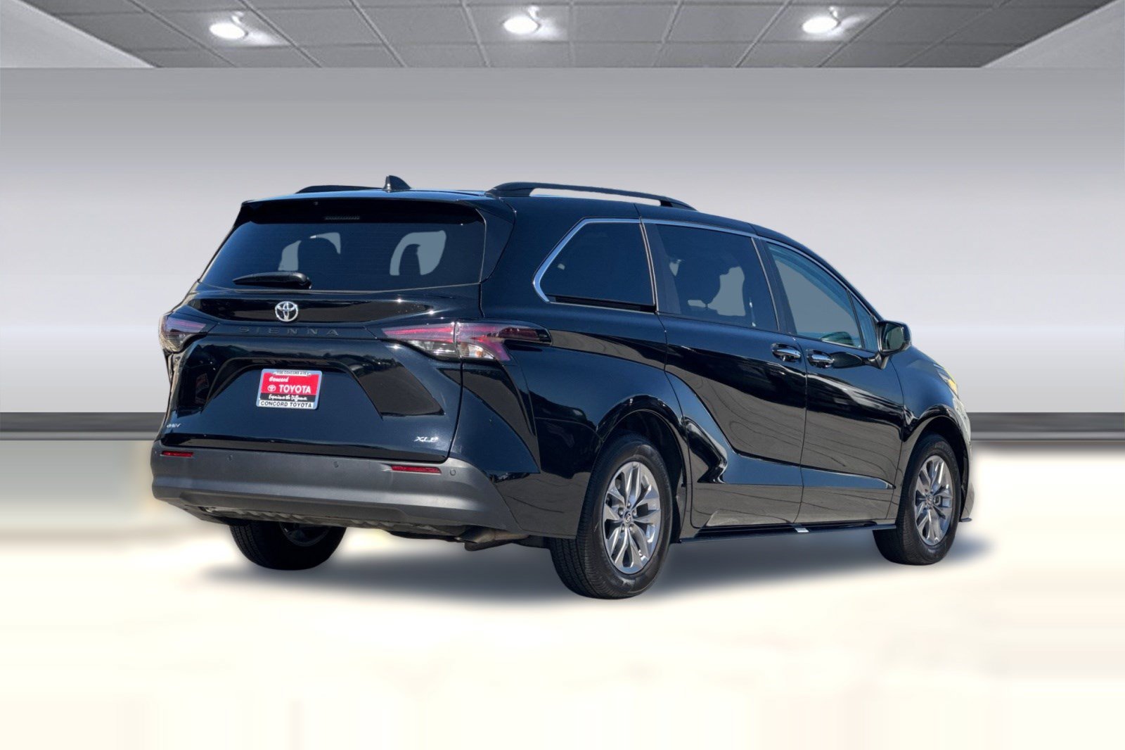 Used 2026 Toyota Sienna XLE FWD image 9