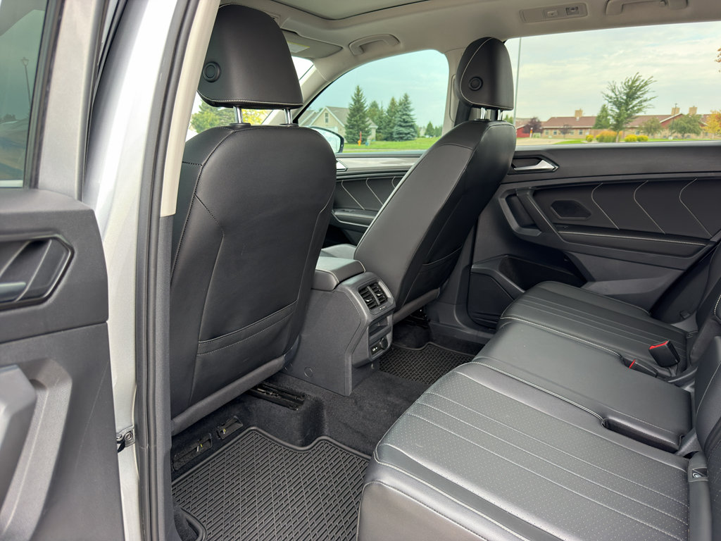 Used 2022 Volkswagen Tiguan SE w/ Panoramic Sunroof Package AWD/4WD image 10