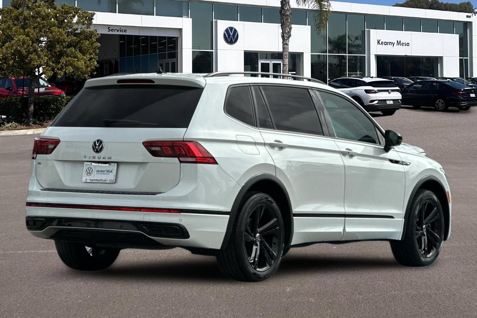 Used 2023 Volkswagen Tiguan SE R-Line FWD image 4