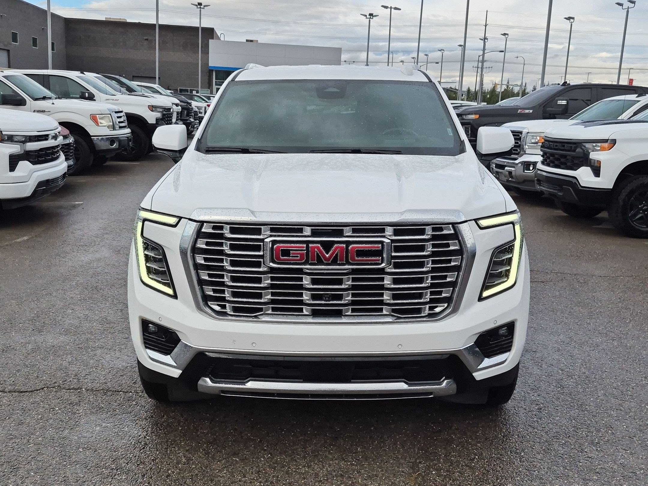 Used 2025 GMC Yukon XL Denali AWD/4WD image 9