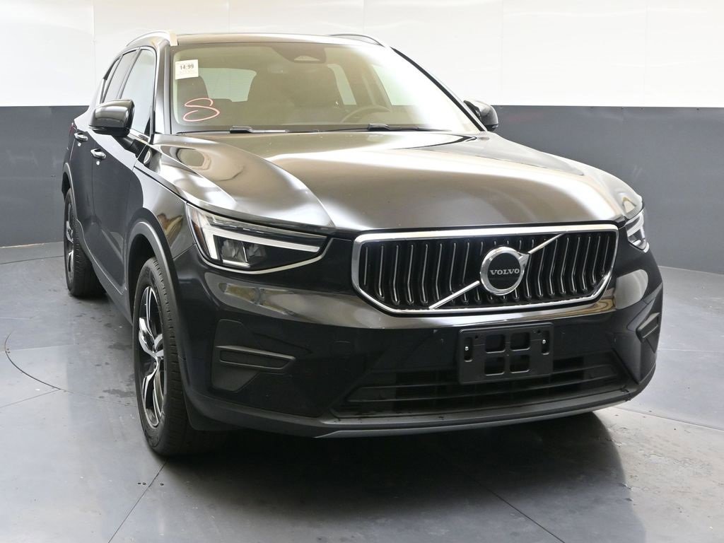 Certified 2025 Volvo XC40 B5 Core image 8