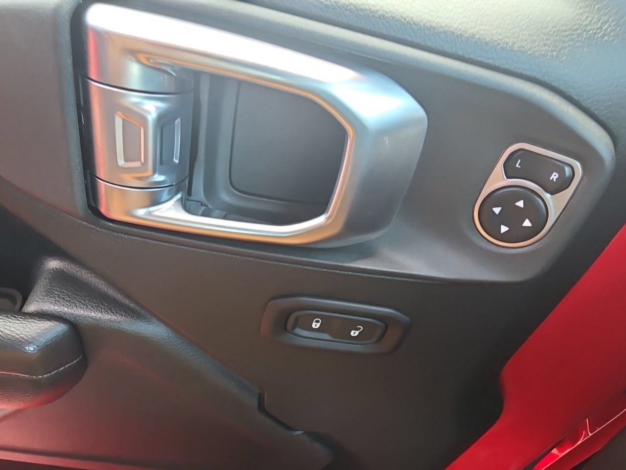 Used 2018 Jeep Wrangler Unlimited Sport S AWD/4WD image 25