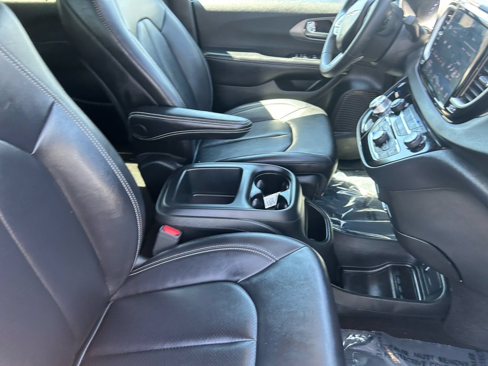 Used 2025 Chrysler Pacifica Select FWD image 13