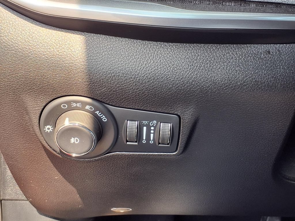 Used 2025 Jeep Compass Latitude AWD/4WD image 16