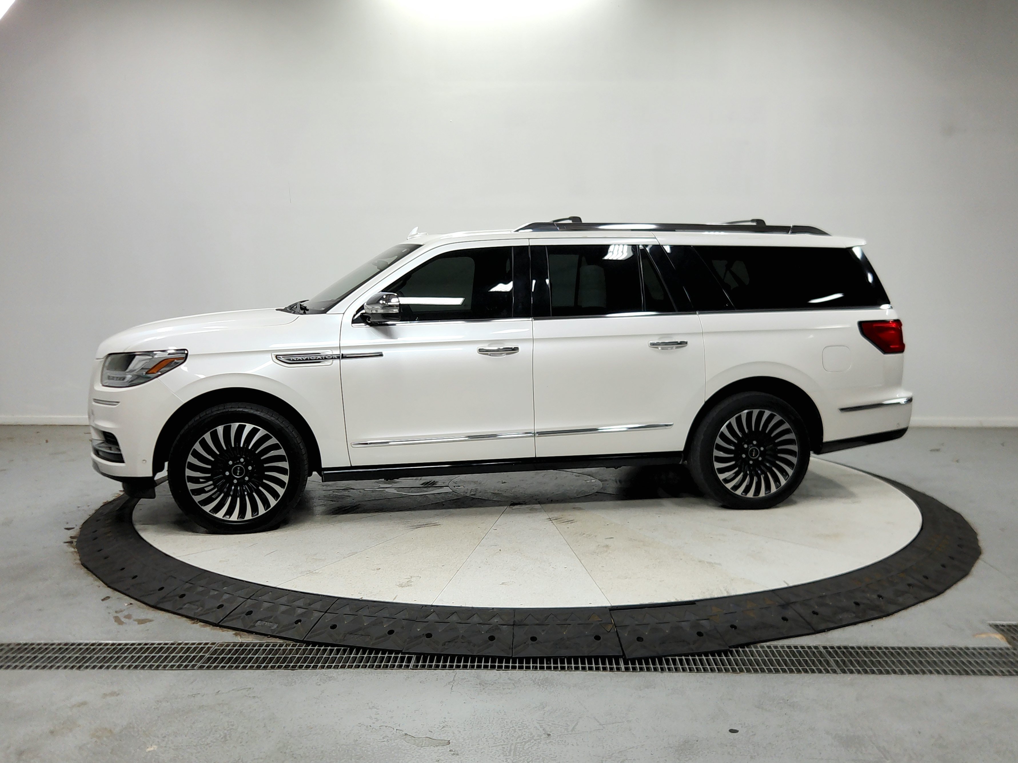 Used 2018 Lincoln Navigator L Black Label w/ Cargo Package AWD/4WD image 5