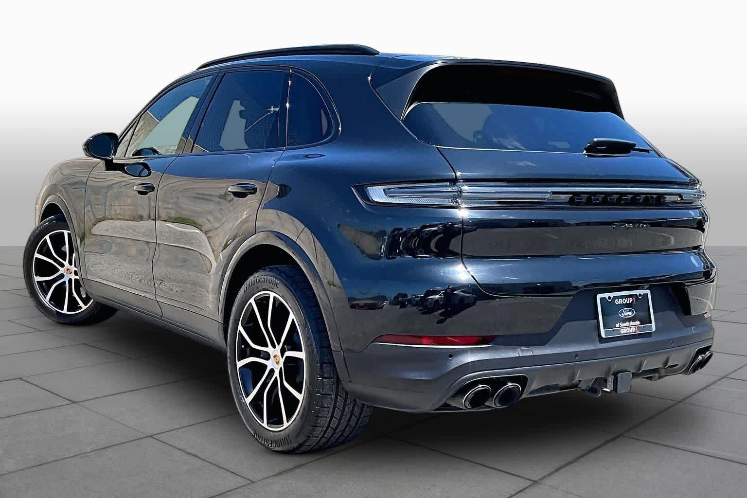 Used 2024 Porsche Cayenne AWD/4WD image 6