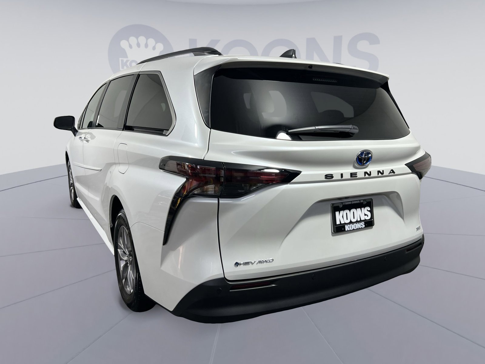 Used 2025 Toyota Sienna XLE image 4
