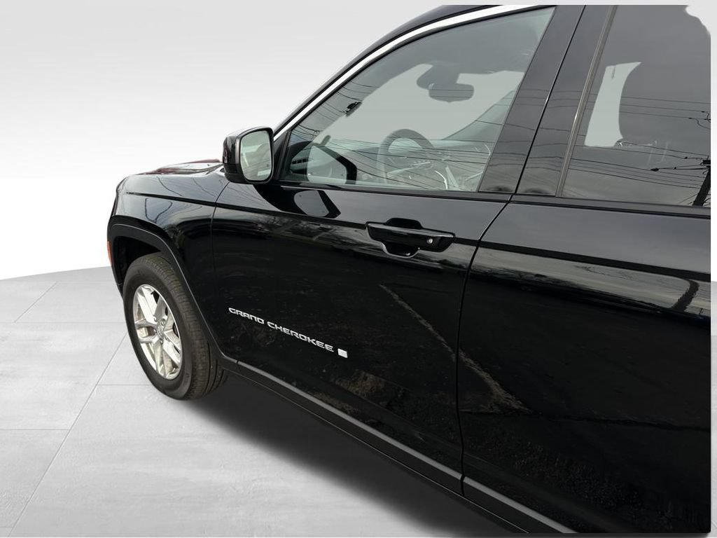 Used 2024 Jeep Grand Cherokee L Laredo AWD/4WD image 11